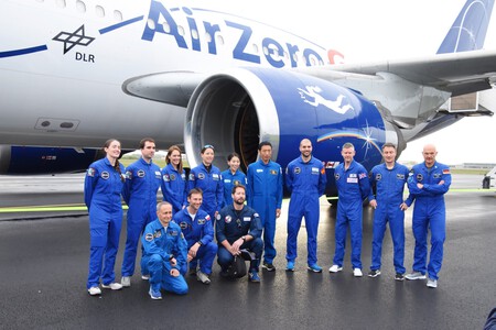 Pablo Álvarez junto a sus compañeros astronautas antes de un vuelo parabólico