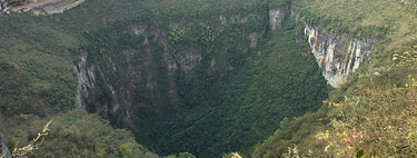Xiaozhai Tiankeng, el pozo más grande y profundo del mundo bajo el que sobrevive un bosque subterráneo