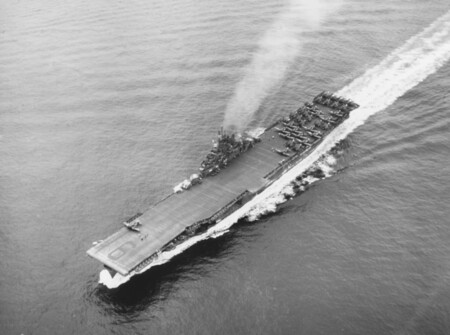 Uss Essex Cv 9 Underway At Sea On 20 May 1945