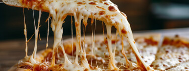 La IA de Google aconseja usar pegamento para el queso de la pizza. La fuente es un comentario de Reddit de hace 11 años 