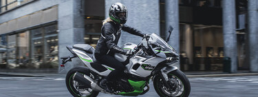 La primera moto híbrida para esquivar la etiqueta C de la DGT. Así es la Kawasaki Ninja 7 Hybrid